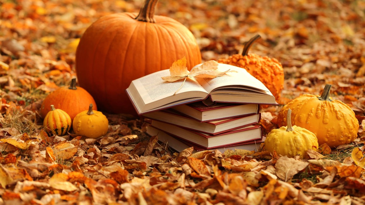 books and pumpkins for autumn macbook u1cpcl2h62uol8hl